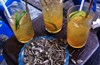 Hai loại nước quen thuộc được chú ý nhờ lợi ích tiềm năng với tim mạch và đường huyết