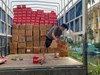 Thu giữ hàng nghìn thùng bánh bông lan nghi nhập lậu tại Hà Nội