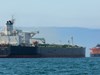 Giá dầu lao dốc sau tín hiệu mới từ ông Trump về đàm phán với Iran