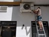 Vì sao nhiều người ở Pháp, Anh không thể tự lắp điều hòa dù nắng nóng trên 40 độ?
