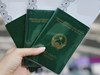 Bộ Công an bắt đầu cấp hộ chiếu mới, người dùng hộ chiếu cũ phải chuyển sang hộ chiếu gắn chip điện tử hay không?