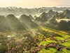 Ngôi làng hơn 400 nhà sàn hút khách có gì đặc biệt?