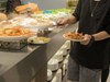 Khách ăn buffet nhưng liên tục lén lút bỏ đồ vào túi, nhà hàng phải lập tức trích xuất camera và cảnh báo: “Đừng để chúng tôi báo công an”