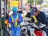 Xăng giảm hơn 1.800 đồng/lít, dầu diesel tăng gần 450 đồng/lít