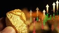 Giá vàng thế giới lập đỉnh mới, thị trường chứng khoán biến động mạnh