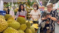 Trái cây vào mùa giảm giá sâu, siêu thị đông khách nhờ sầu riêng và bơ bán thấp kỷ lục