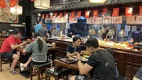 Bữa cơm 30.000 đồng ngày càng hiếm, người Việt phải chi nhiều hơn để ăn ngoài