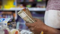 Rupee Ấn Độ lao dốc, áp sát đáy lịch sử và ngóng quyết định từ ông Trump