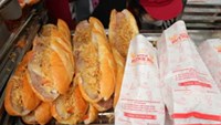 Vì sao bánh mì, hủ tiếu, cơm tấm tại TP.HCM có giá hơn 100.000 đồng?