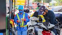 Xăng giảm hơn 1.800 đồng/lít, dầu diesel tăng gần 450 đồng/lít