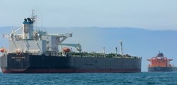 Giá dầu lao dốc sau tín hiệu mới từ ông Trump về đàm phán với Iran
