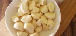 Ăn tỏi sống khi đói suốt 2 năm, người đàn ông 58 tuổi gặp rắc rối với dạ dày