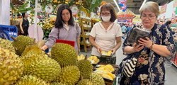 Trái cây vào mùa giảm giá sâu, siêu thị đông khách nhờ sầu riêng và bơ bán thấp kỷ lục