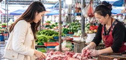 Cảnh báo nguy cơ mất an toàn thực phẩm, người mua cần lưu ý khi đi chợ