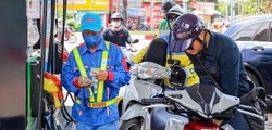 Xăng giảm hơn 1.800 đồng/lít, dầu diesel tăng gần 450 đồng/lít