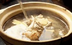 Ninh xương khi nào mới nêm muối để canh ngon và thịt mềm?