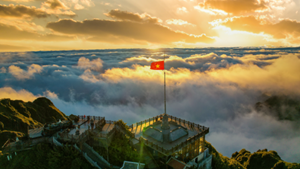 Báo chí Nhật ấn tượng với Fansipan: lên “nóc nhà Đông Dương” bằng cáp treo, vẫn họp trực tuyến giữa mây trời