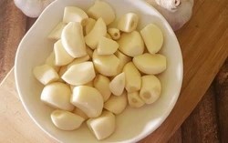 Ăn tỏi sống khi đói suốt 2 năm, người đàn ông 58 tuổi gặp rắc rối với dạ dày
