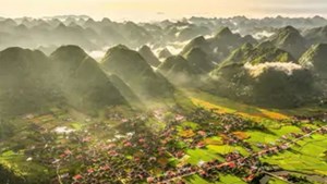 Ngôi làng hơn 400 nhà sàn hút khách có gì đặc biệt?