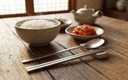 Vì sao người Hàn Quốc chuộng đũa kim loại?