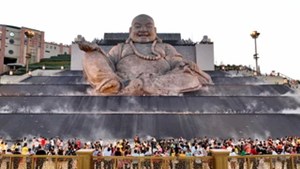 Núi Bà Đen hút khách với độ cao 986 m