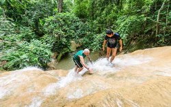 Thác Bua Tong ở Thái Lan: Dòng nước chảy xiết nhưng người vẫn leo ngược lên dễ dàng