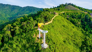 Khám phá hành lang hình rồng dài 460 m giữa núi rừng Đà Nẵng, nối liền cầu kính ở độ cao gần 800 m