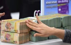 Cuộc đua lãi suất huy động trở lại: Vì sao ngân hàng đồng loạt tăng tiết kiệm?