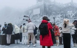 Fansipan xuất hiện tuyết rơi hiếm gặp giữa mùa đông