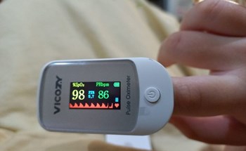 Cách đếm nhịp thở phát hiện viêm phổi, suy hô hấp khi trẻ mắc Covid-19