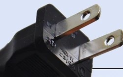 Vì sao phích cắm dẹt có 2 lỗ nhỏ? Phần lớn người dùng chưa từng để ý