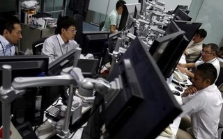 Thị trường thế giới rung lắc, vàng – bạc lập đỉnh sau tuyên bố thuế mới của ông Trump liên quan Greenland