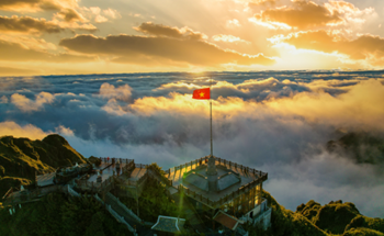 Báo chí Nhật ấn tượng với Fansipan: lên “nóc nhà Đông Dương” bằng cáp treo, vẫn họp trực tuyến giữa mây trời