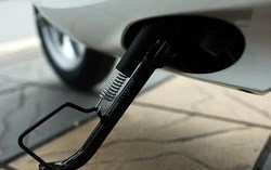 Quên gạt chân chống xe máy: Hành vi nhỏ, mức phạt lớn theo quy định mới