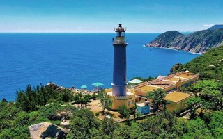 Bãi biển “viên ngọc ẩn mình” giữa núi và biển