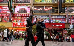 Mục tiêu tăng trưởng kinh tế của Trung Quốc xuống mức thấp nhất gần 40 năm