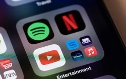 Bán, chia sẻ tài khoản Netflix, Spotify trái phép có thể bị phạt đến 50 triệu đồng