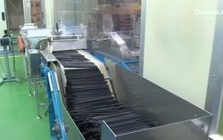 Khủng hoảng dầu mỏ từ Trung Đông khiến chuỗi sản xuất hàng thiết yếu lao đao