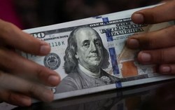 Tài sản Mỹ liên tục bị bán tháo, đồng USD chạm đáy 10 năm so với đồng franc Thụy Sĩ