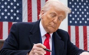 Vì sao ông Trump miễn thuế với điện thoại, máy tính?