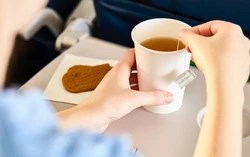 Cựu tiếp viên hàng không tiết lộ 3 món không bao giờ nên gọi trên máy bay
