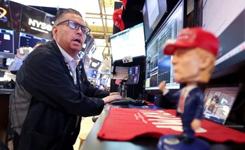Chứng khoán Mỹ lao dốc sau khi ông Trump tiếp tục chỉ trích Chủ tịch Fed Powell: Dow Jones giảm hơn 1.000 điểm, Nasdaq giảm gần 3%
