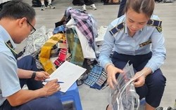 Phát hiện kho thời trang nghi giả mạo hàng loạt thương hiệu xa xỉ tại Hà Nội