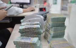 Vì sao ngân hàng đồng loạt tăng lãi suất huy động, mặt bằng lãi suất khó giảm từ nay đến cuối năm?