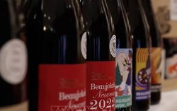 Nên dùng đồ uống trong chai thủy tinh hay chai nhựa