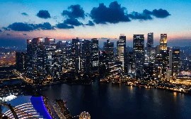 Singapore bất ngờ điều chỉnh chính sách khi giá dầu tăng mạnh