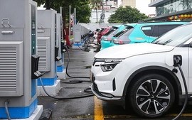 VinFast siết quy định đỗ xe tại trạm sạc: Chỉ miễn phí 10 phút sau khi đầy pin