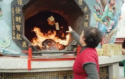 Từ thời nhà Tống, vàng mã đã trở thành một ngành kinh doanh lớn