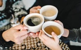 Uống trà hay cà phê: Tiến sĩ Harvard giải đáp