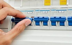 Có nên tắt điều hòa bằng aptomat sau mỗi lần sử dụng?